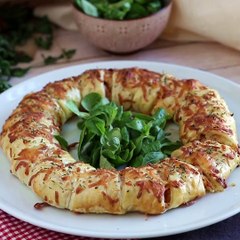 Blätterteigkranz mit lachs und senf