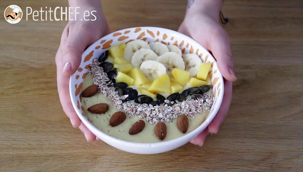Smoothie-bowl mit mango und banane