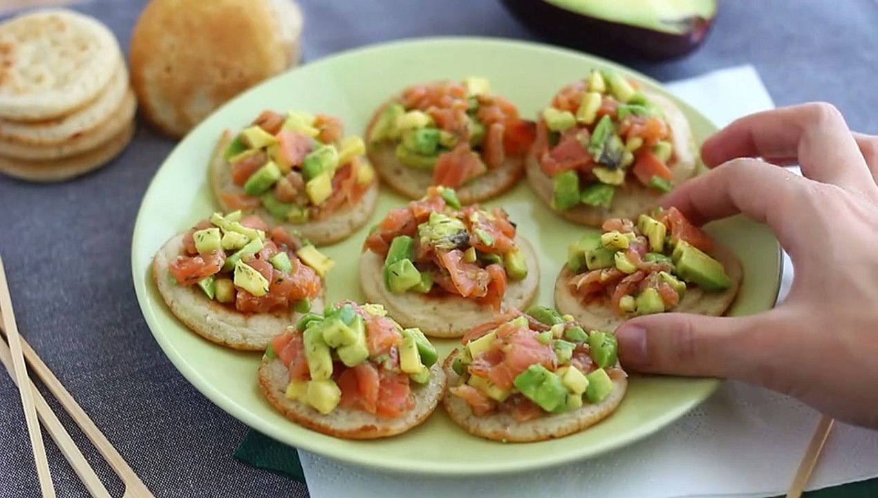 Toast mit lachs und avocado