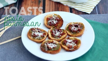 Toast mit pesto, parmesan und getrockneten tomaten