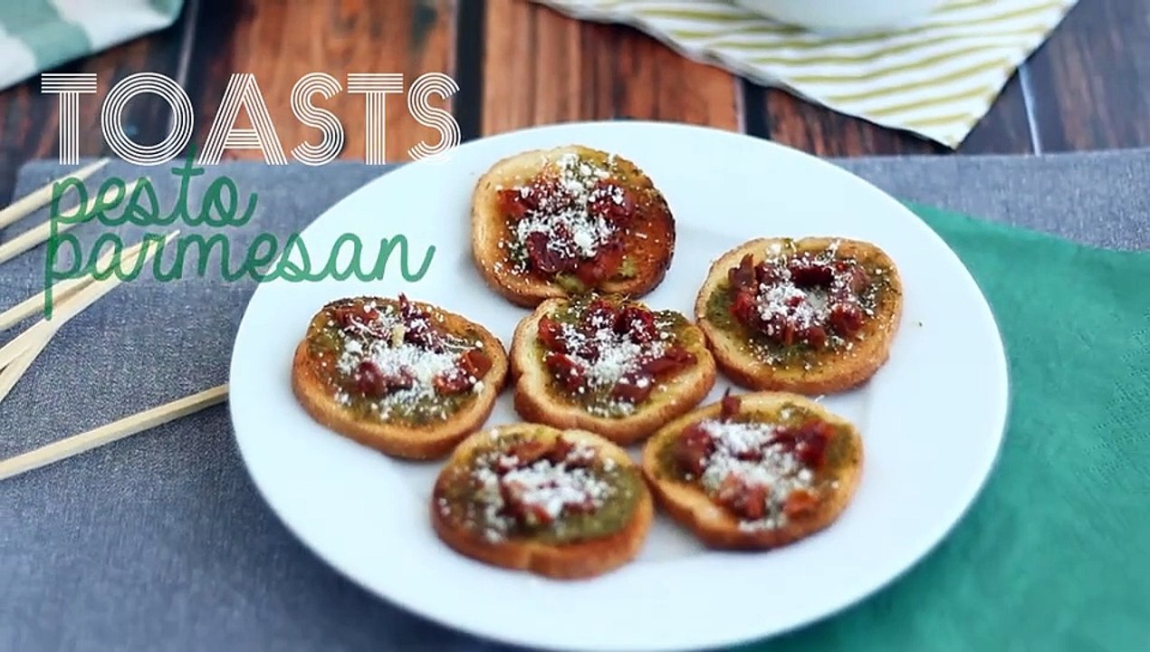 Toast mit pesto, parmesan und getrockneten tomaten