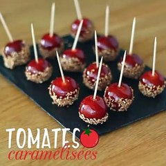 Karamellisierte kirschtomaten mit sesamsamen oder liebestomaten