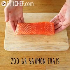 Gut gekühltes tartar mit lachs und grünem apfel