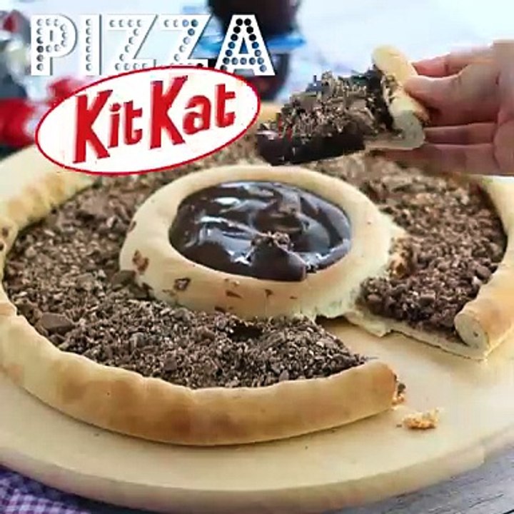 Pizza mit kit kat und joghurt danette mit schokolade