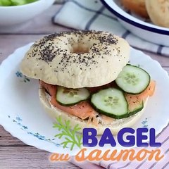 Bagel mit lachs, gurke und frischkäse