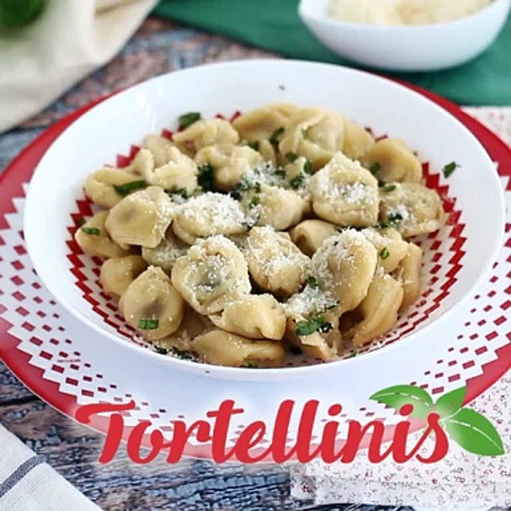 Tortellinis mit parmesan, schinken und basilikum
