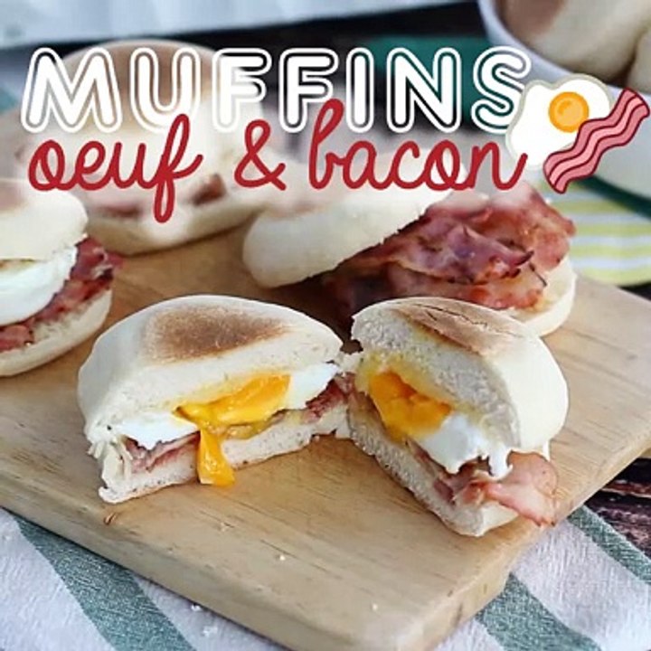 Englische muffins mit ei und speck