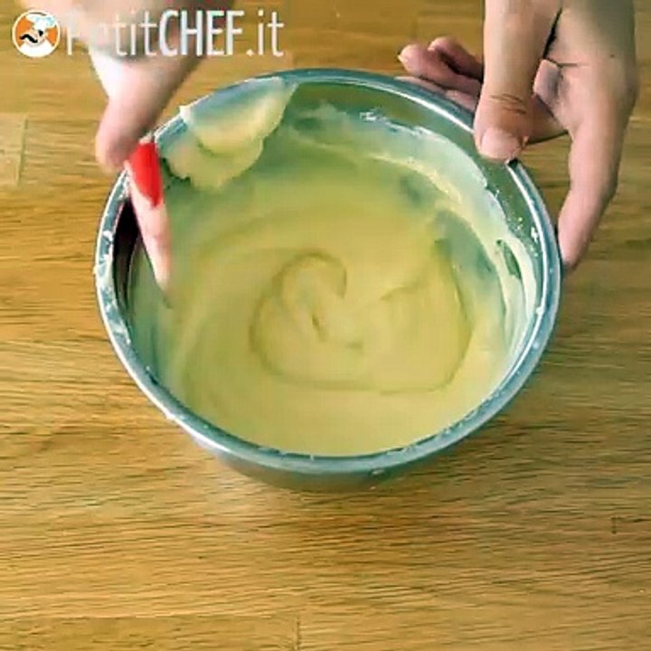 Eclairs mit pistaziencreme und himbeeren