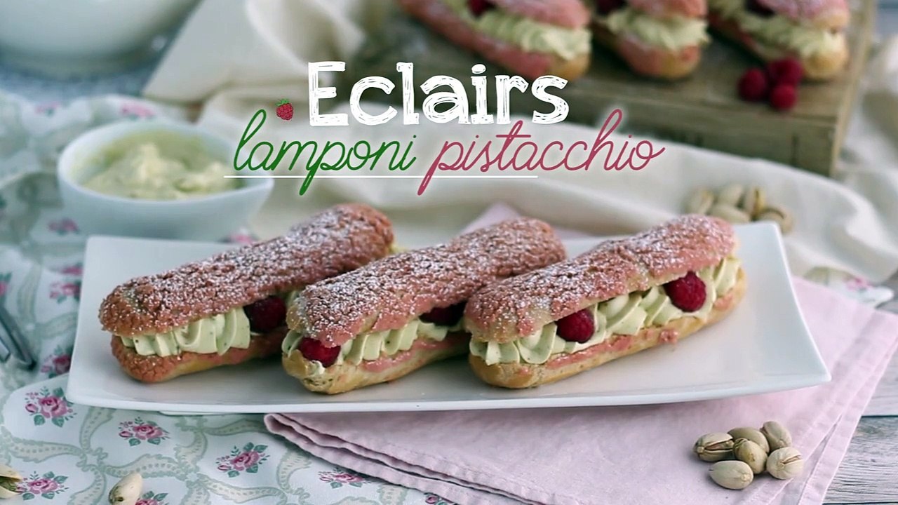 Eclairs mit pistaziencreme und himbeeren