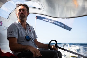 Louis Duc : cheveux, barbe, douches... comment le skipper prend soin de lui à bord ?