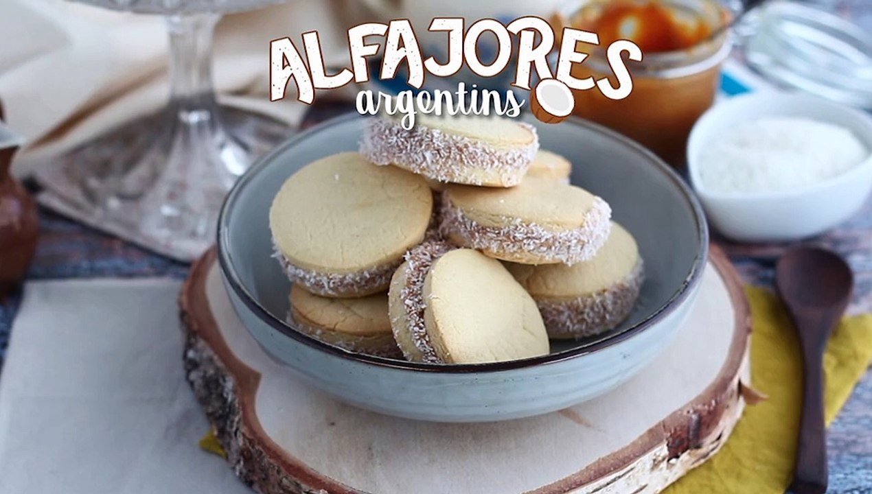 Alfajores - argentinisches mürbegebäck mit milchkonfitüre und kokosnuss