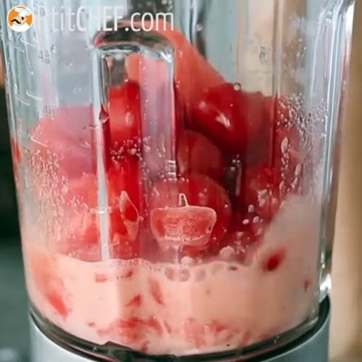 Kalte suppe mit wassermelone und tomate