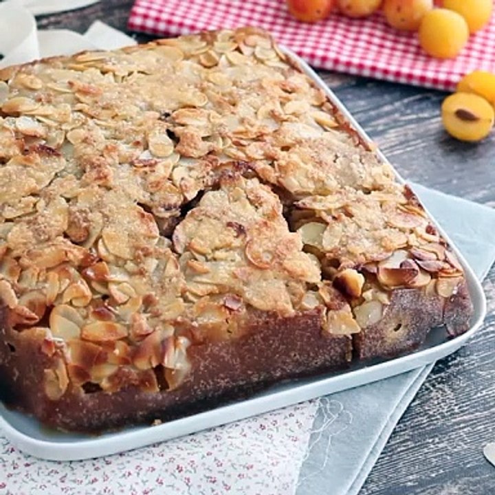 Gestürzter kuchen mit mirabellen und mandeln