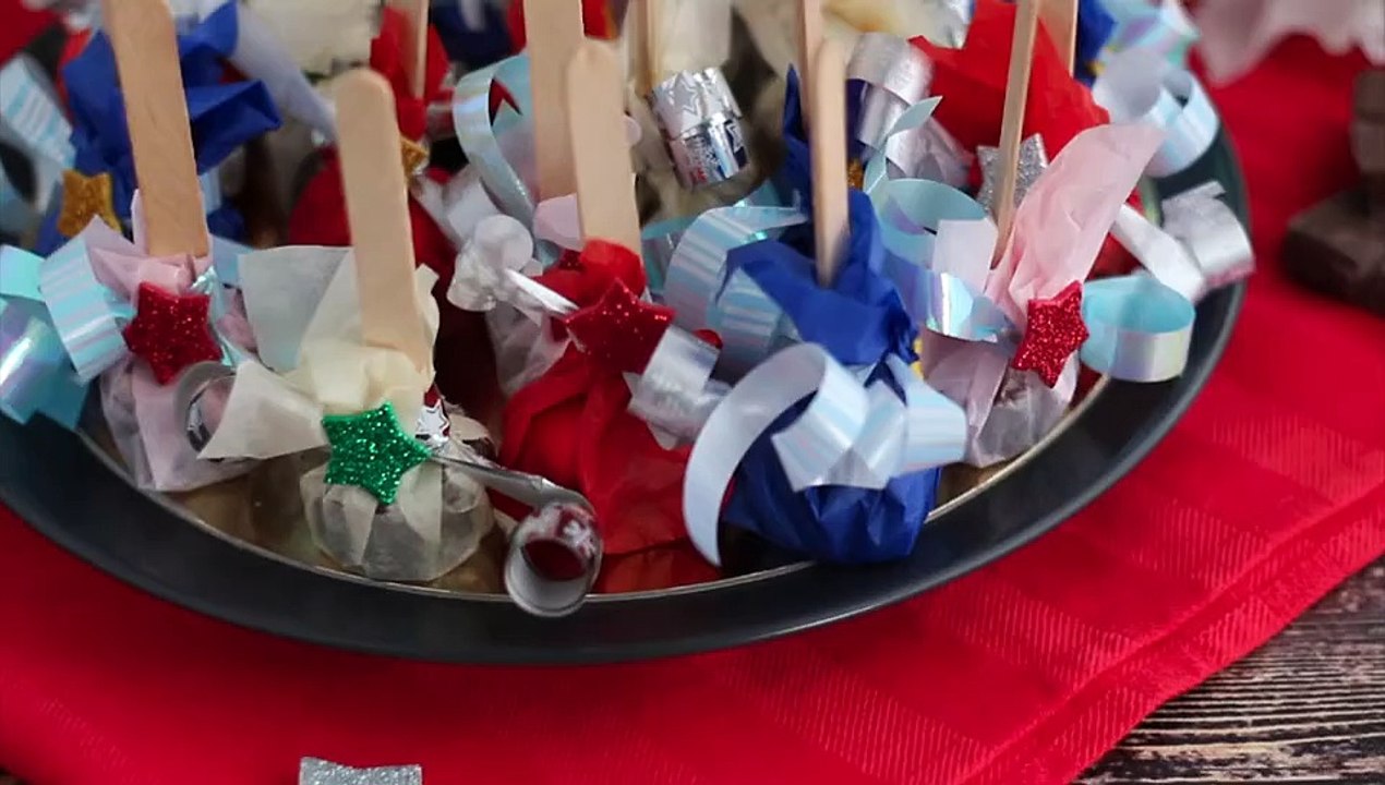 Lollis für heiße schokolade: dunkle schokolade + karamellbonbons