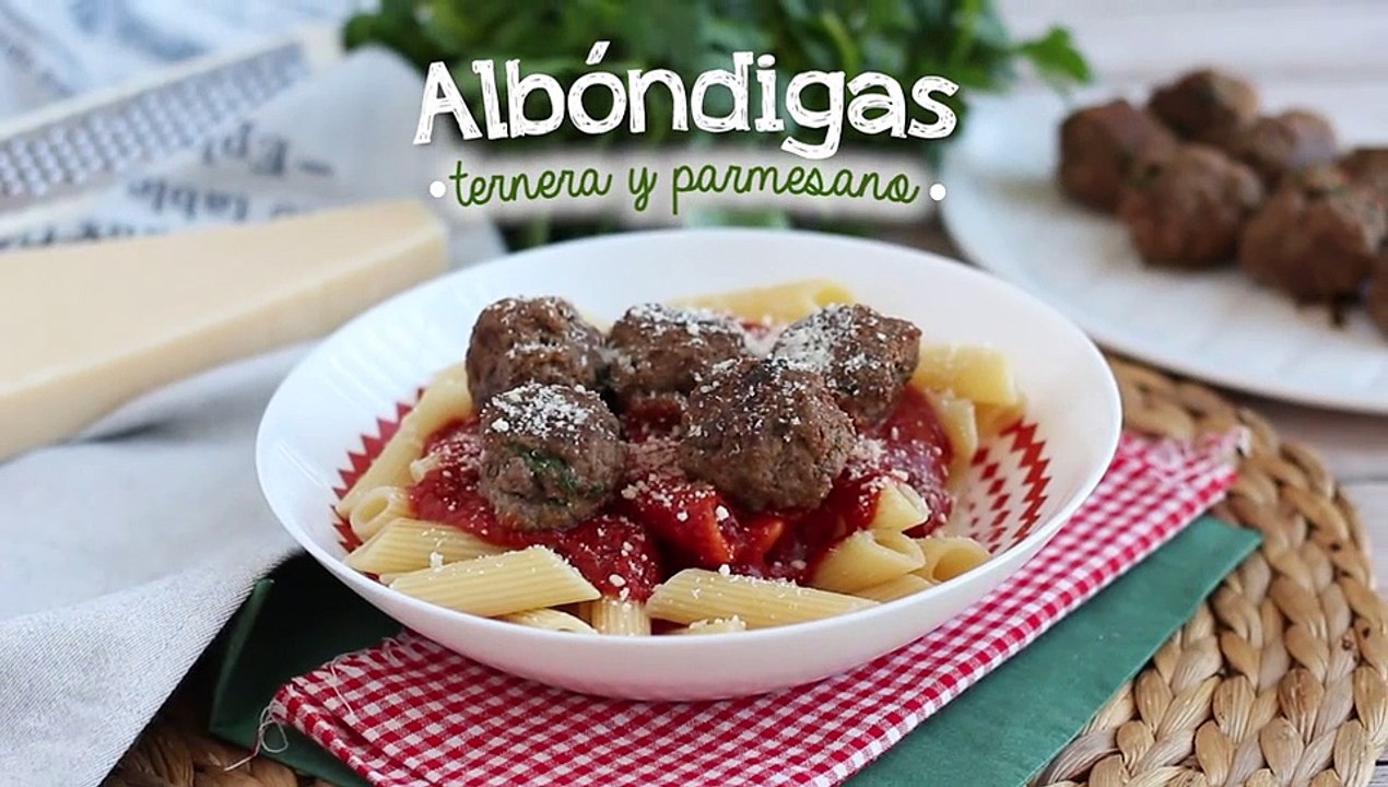 Hackbällchen aus rindfleisch und parmesan