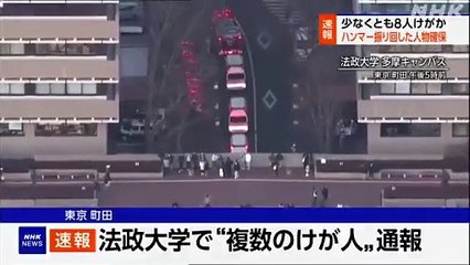 VIDEO: ¡Se desquitó! Una estudiante atacó a sus compañeros con un martillo