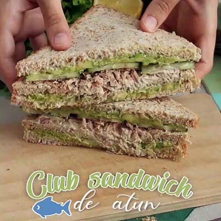 Club-sandwich mit thunfisch und avocado