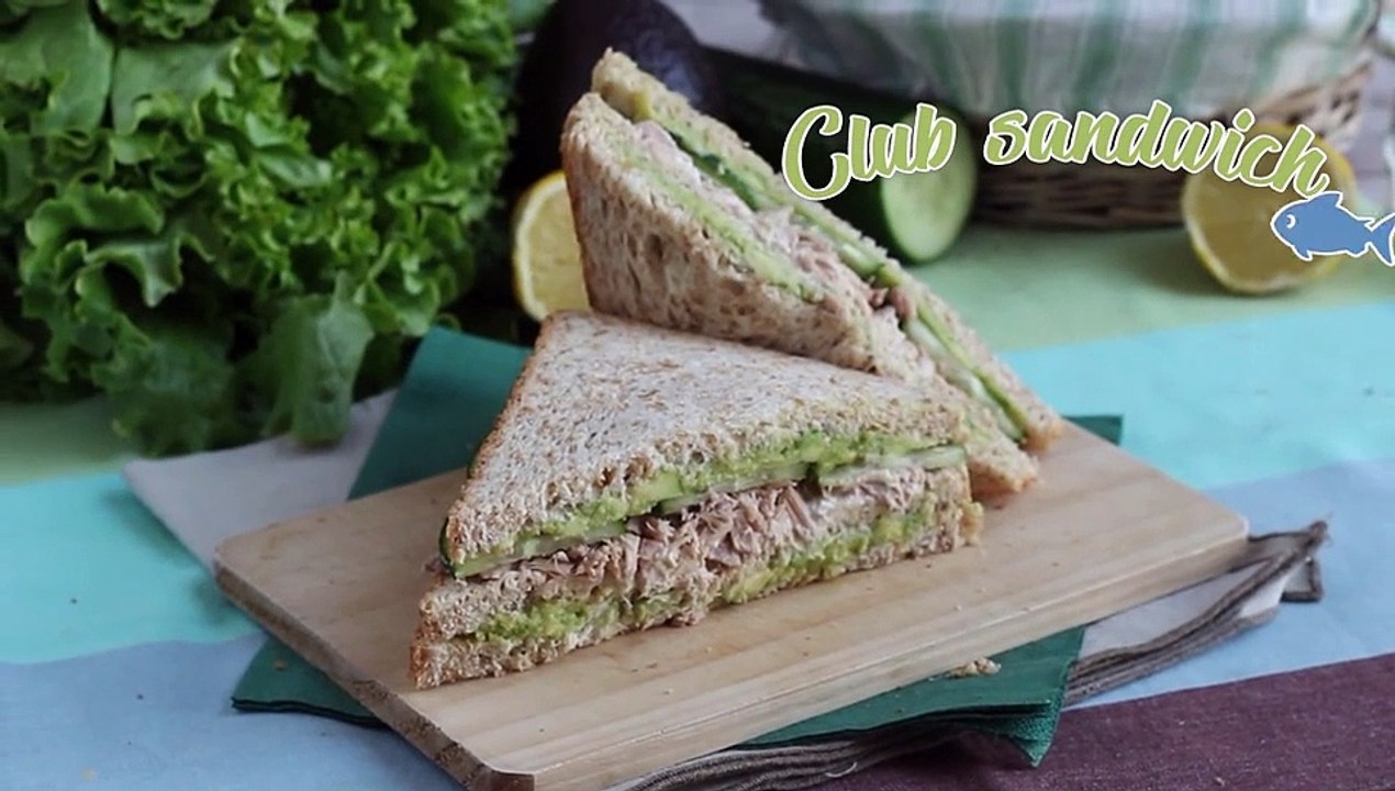 Club-sandwich mit thunfisch und avocado