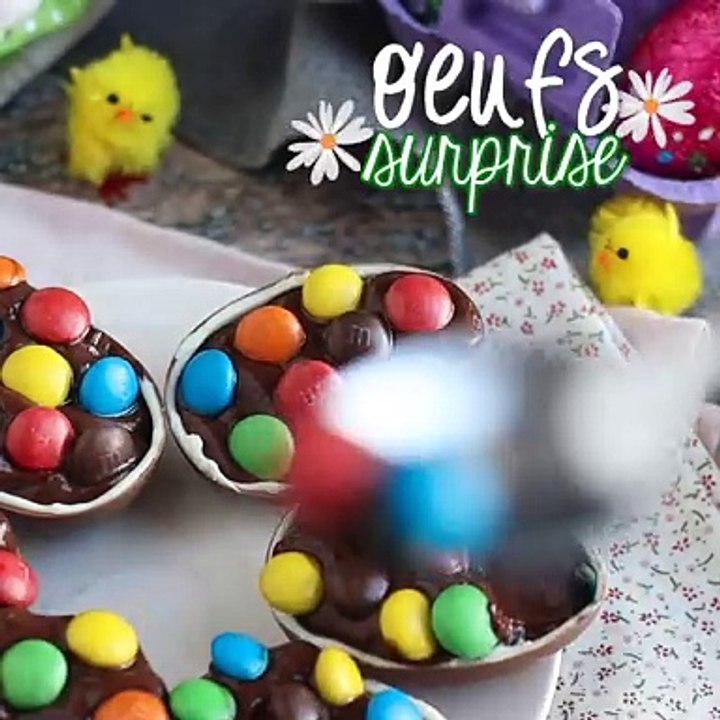 Ostereier gefüllt mit einer schokoladendessertcreme und m&m's