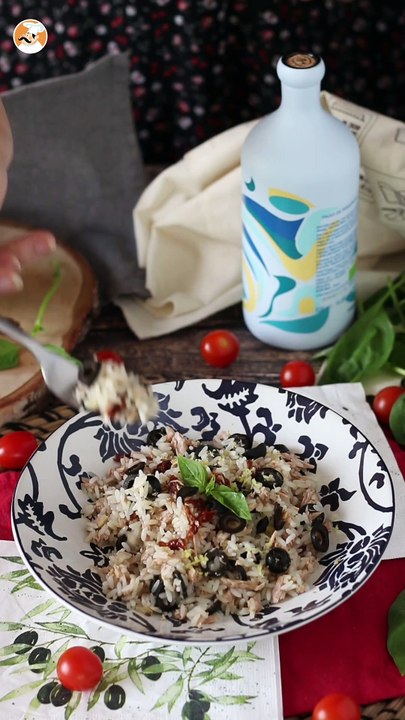 Mediterraner reissalat: thunfisch, oliven, sonnengetrocknete tomaten und zitrone