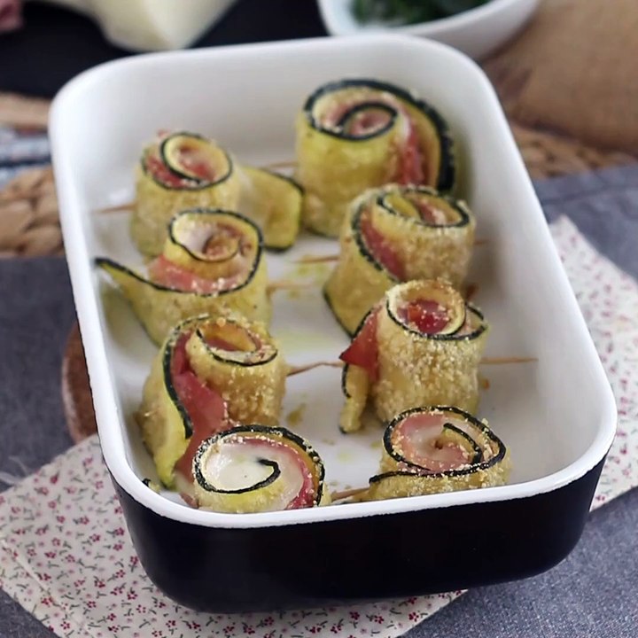 Gebackene zucchiniröllchen mit schinken und scamorza-käse