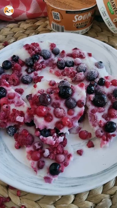 Gefrorene joghurtriegel mit roten früchten