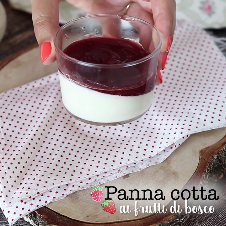 Panna cotta mit beerencoulis