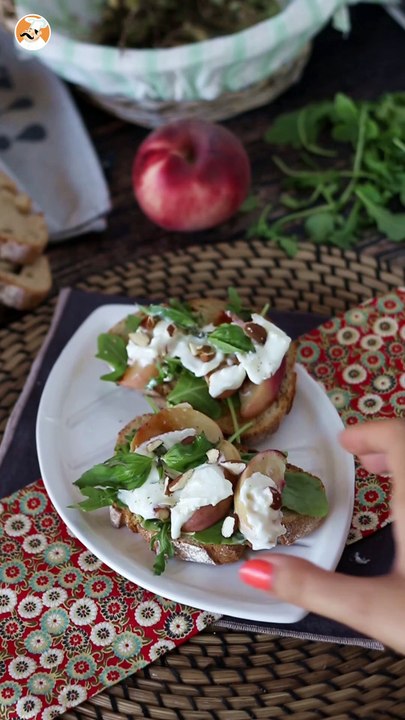Rucola-schnitten, gebratene pfirsiche und burrata: die superleckere süß-salzige kombination!