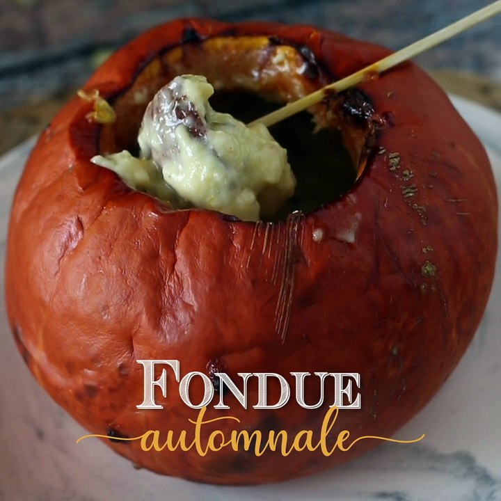 Herbstliches fondue mit reblochon in einem kürbis!