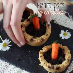 Cookies cups mit schokoladenganache nach art eines kleinen karottentopfes garniert