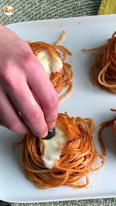 Im ofen gebackene nudelnester, ein schmackhafter und einfach zuzubereitender erster gang