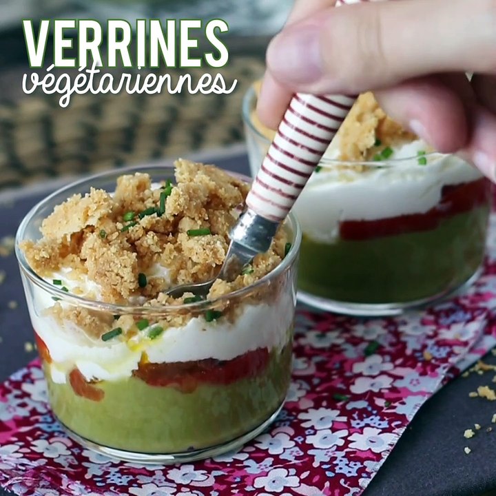 Vegetarische gläser: erbsencreme, parmesanstreusel und mascarponecreme