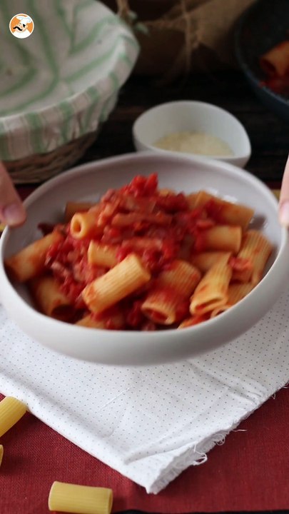 Pasta all'amatriciana, das traditionelle rezept schritt für schritt erklärt