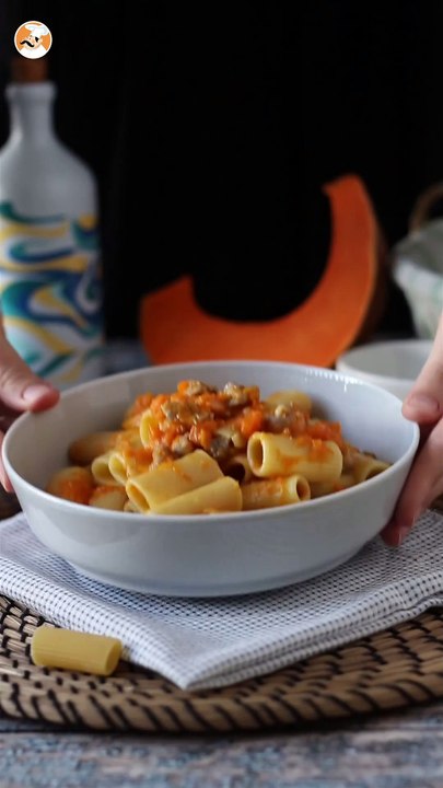 Nudeln mit kürbis und wurst