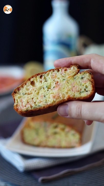 Cake mit räucherlachs, zitrone und schnittlauch
