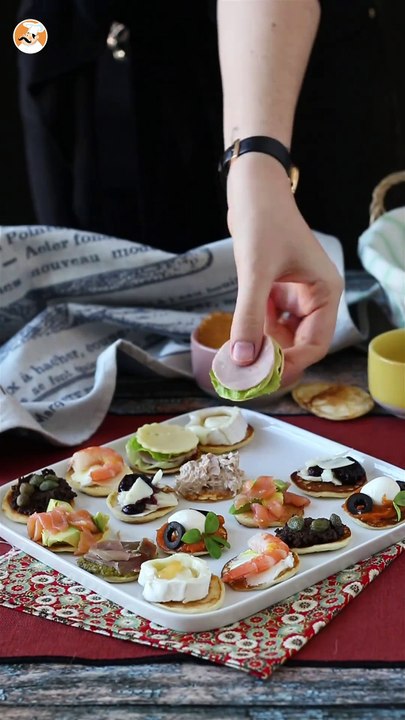 Gefüllte blini-platte, der abwechslungsreiche und perfekte aperitif für die feiertage