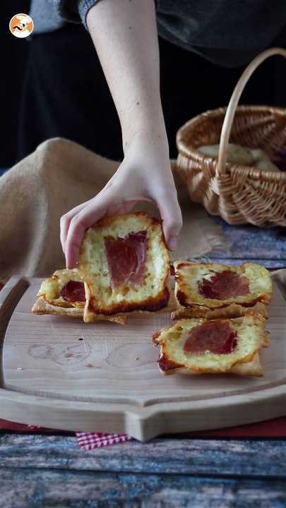 Kleine tatin-törtchen mit raclette-geschmack, in einzelportionen