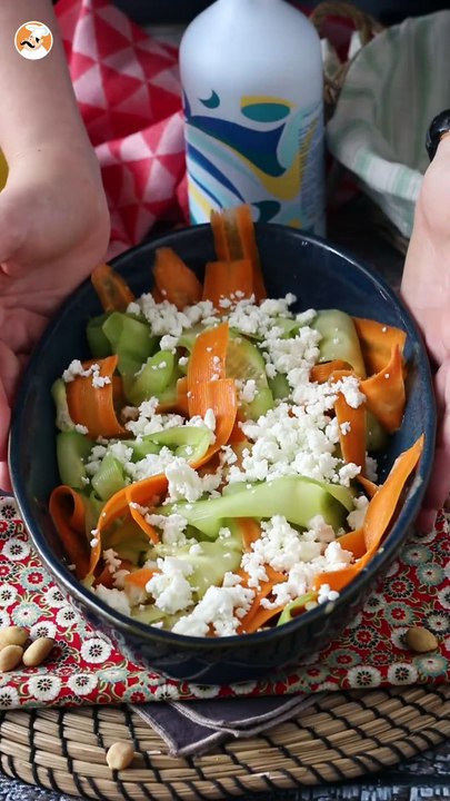 Gemüse-tagliatelle-salat mit erdnussdressing