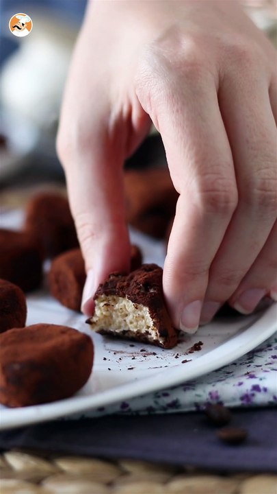 Tiramisu-ähnliche felsen, das italienische dessert in miniportionen, die perfekt zum kaffee passen!