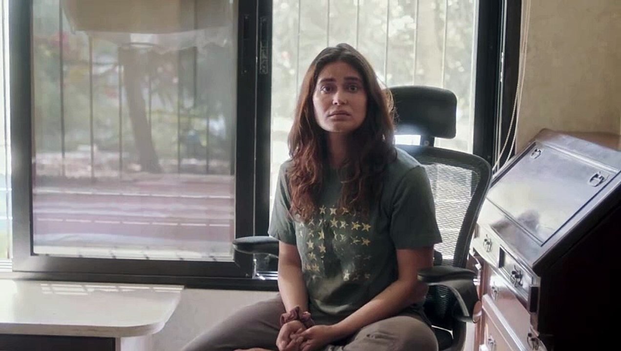 A group of random people are invited to a screening of a mysterious movie, only to find themselves trapped in the theater with ravenous demons. _Demons