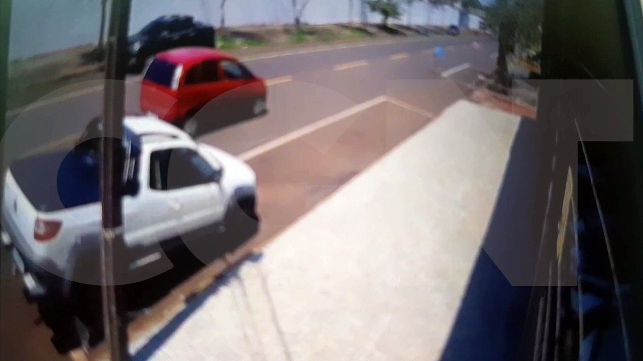 Câmera registra momento em que deficiente visual é atropelado