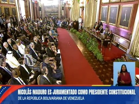 Nicolás Maduro firma el acta de juramentación presidencial para el periodo 2025-2031