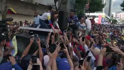 المعارضة الفنزويلية تقول إنّ زعيمتها ماتشادو "أُطلق سراحها" بعدما "اعتُقلت بالقوة"