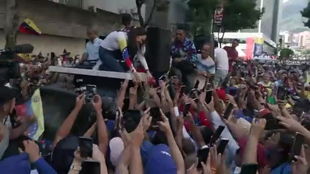 المعارضة الفنزويلية تقول إنّ زعيمتها ماتشادو "أُطلق سراحها" بعدما "اعتُقلت بالقوة"