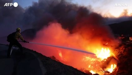 Incendi minacciano Los Angeles, migliaia di persone evacuate