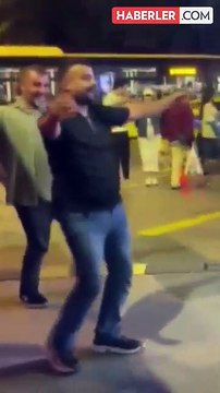 Turistlerin paralarını çalıp sokak ortasında göbek attılar