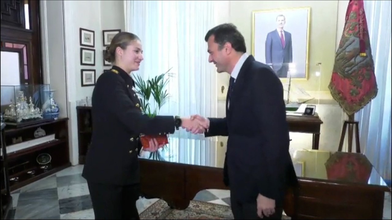 La princesa Leonor es recibida en el Ayuntamiento de Cádiz junto a sus compañeros guardamarinas
