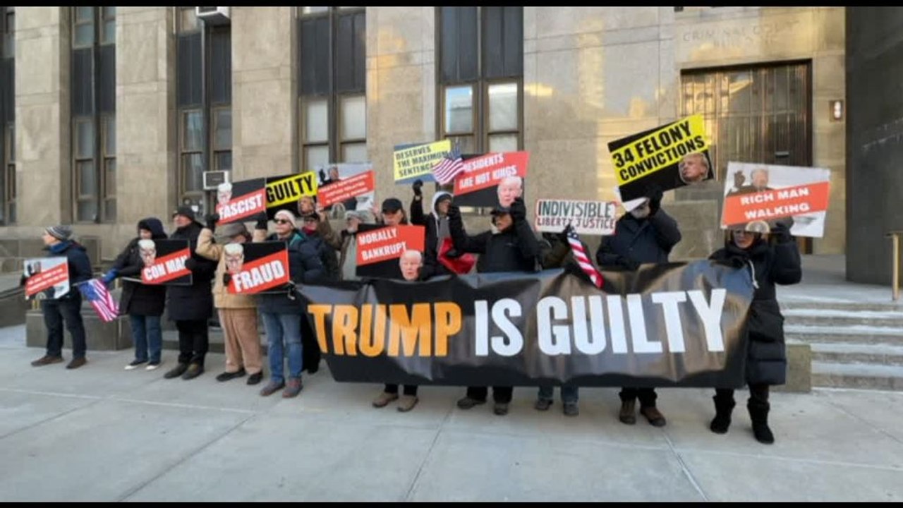 New York, manifestazioni contro e pro Trump fuori dal tribunale
