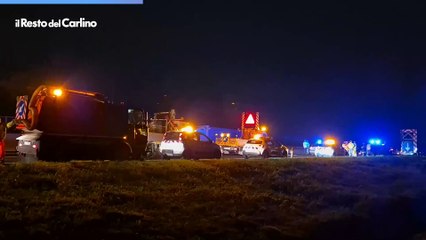 Tragedia in A14, camion esce di strada e invade il cantiere: morto operaio al lavoro