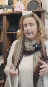 Réalisatrice emblématique de LOL et Mon Baby, Lisa Azuelos se laisse guider par Salwa dans un magasin de vinyles. Un moment sincère et touchant à découvrir dimanche sur liik !